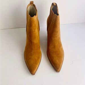 MARC FISHER GADRI BOOTIES NWOB PULL ON POINTY TOE 9.5M SIMPLE YET SOPHISTICATED